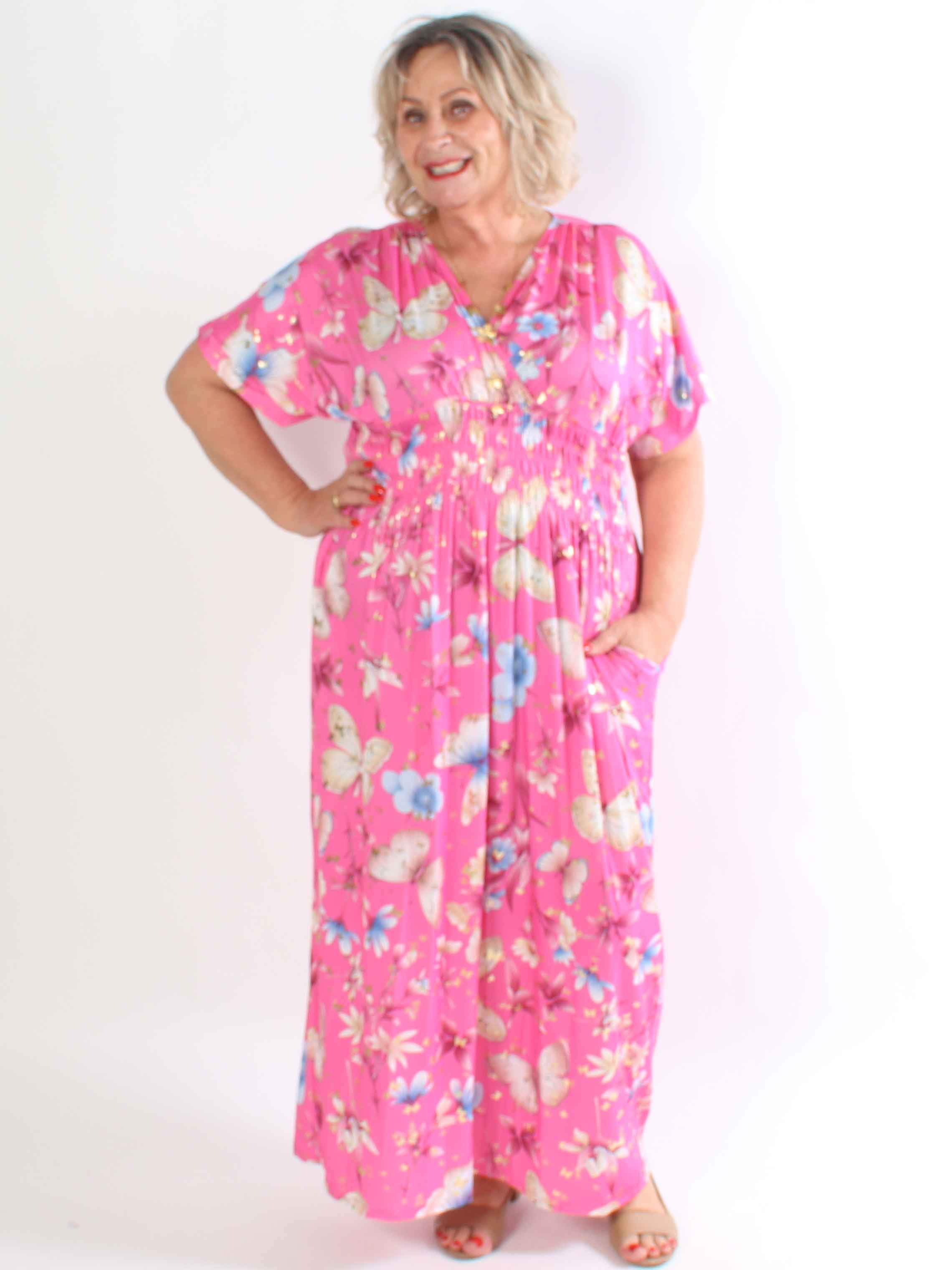 Pams Fairytale - Lang plus size kjole i fint blomster- og sommerfugleprint